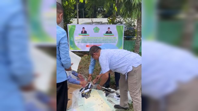 Petugas Kanwil Kemenag Deli Serdang musnahkan ribuan dokumen nikah kadaluarsa. [Dok. Humas Kanwil Kemenag Sumut]